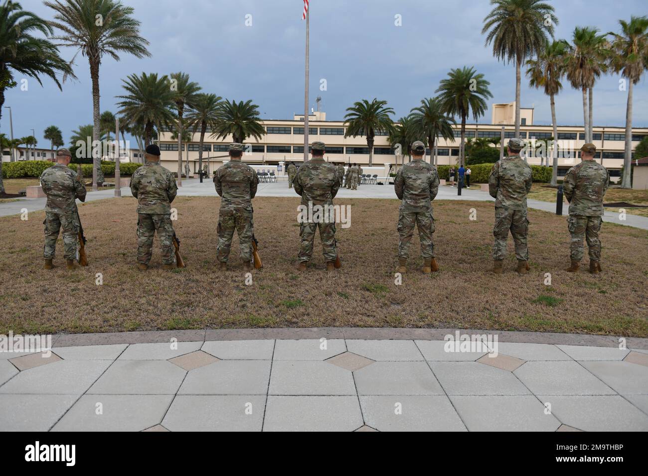 ÉTATS-UNIS Les aviateurs de la Force aérienne se tiennent à l'aise au poteau du drapeau de la base pour la cérémonie du héros déchu 20 mai 2022, à la base de la Force spatiale Patrick, Floride La cérémonie du héros déchu représente et honore tous les héros déchus qui ont perdu la vie dans la ligne d'action. Banque D'Images