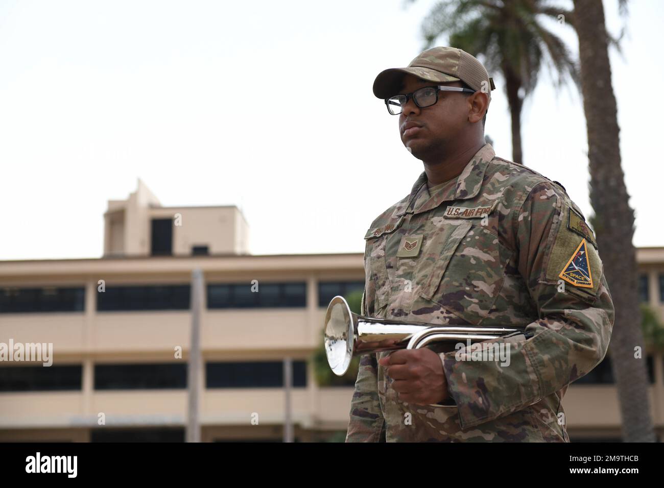 ÉTATS-UNIS Le sergent d'état-major de la Force aérienne Jeremy Brown, artisan de la structure du 45th Escadron de génie civil, tient un bugle pour jouer à TAP 20 mai 2022, à la base de Patrick de la Force spatiale, en Floride Le bruit d'un coup de robinet est un appel à se souvenir de ceux qui ont donné leur vie au service des États-Unis. Banque D'Images