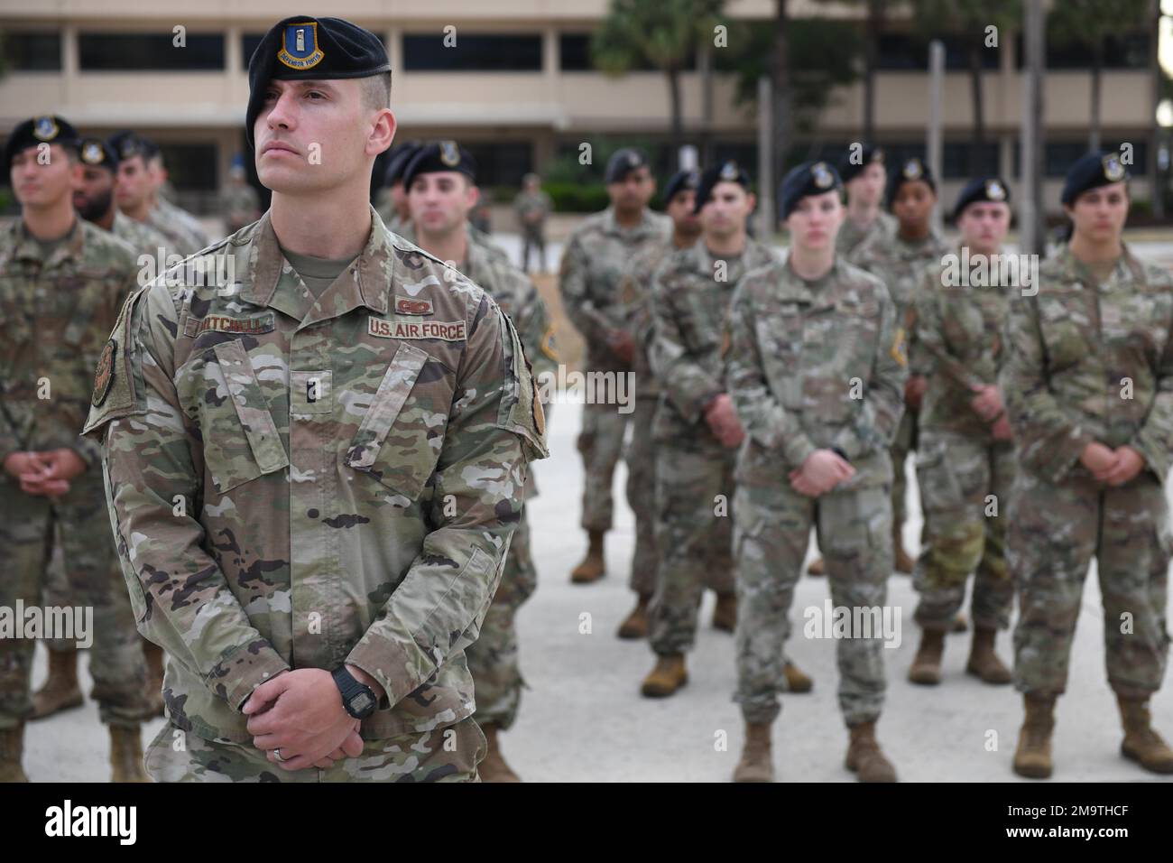 ÉTATS-UNIS L'escadron 45th des forces de sécurité de la Force aérienne se trouve à l'aise lors de la cérémonie des héros disparus, 20 mai 2022, à la base de la Force spatiale Patrick, en Floride La cérémonie du héros déchu représente et honore tous les héros déchus qui ont perdu la vie dans la ligne d'action. Banque D'Images