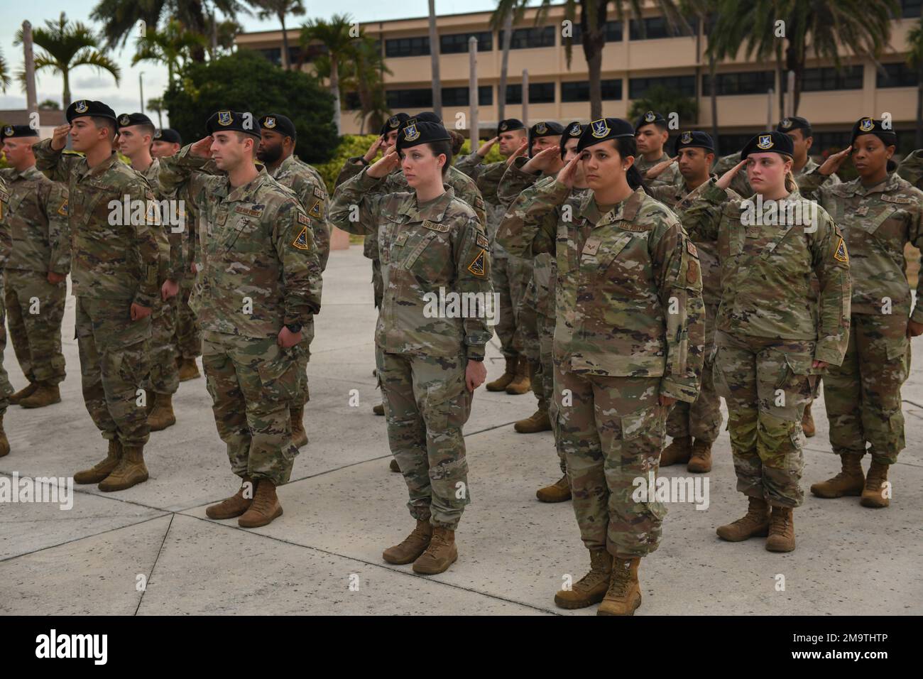 ÉTATS-UNIS Les défenseurs de l'escadron 45th des forces de sécurité de la Force aérienne, saluent le drapeau américain 20 mai 2022, à la base de la Force spatiale Patrick, en Floride Les défenseurs de la cérémonie du héros déchu saluent le drapeau pour reconnaître et honorer toutes les vies qui ont été perdues dans la ligne de service pour les États-Unis. Banque D'Images