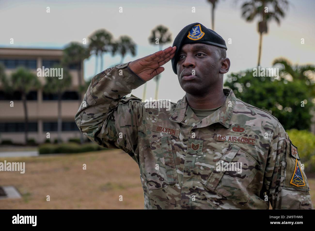 ÉTATS-UNIS Tech. De la Force aérienne Le Sgt Koeal Braxton, sergent de vol du 45th escadron des forces de sécurité, salue le drapeau américain 20 mai 2022, à la base de la Force spatiale Patrick, en Floride Les aviateurs de la cérémonie du héros déchu saluent le drapeau pour reconnaître et honorer toutes les vies qui ont été perdues dans la ligne de service pour les États-Unis. Banque D'Images