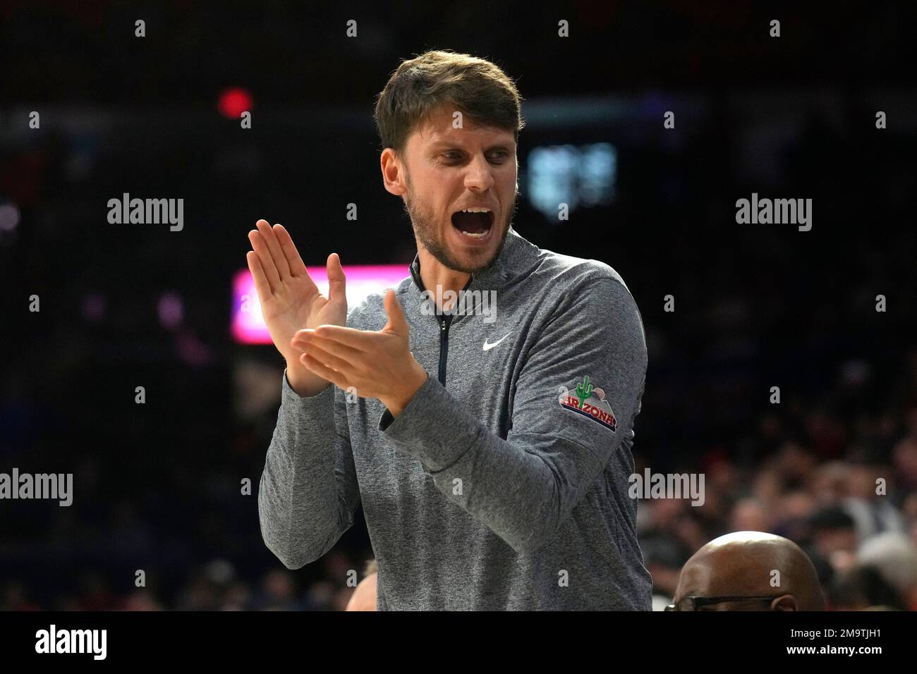 Arizona coach Riccardo Fois during the first half of an NCAA college basketball game against Utah Tech, Thursday, Nov. 17, 2022, in Tucson, Ariz. (AP Photo/Rick Scuteri) Banque D'Images