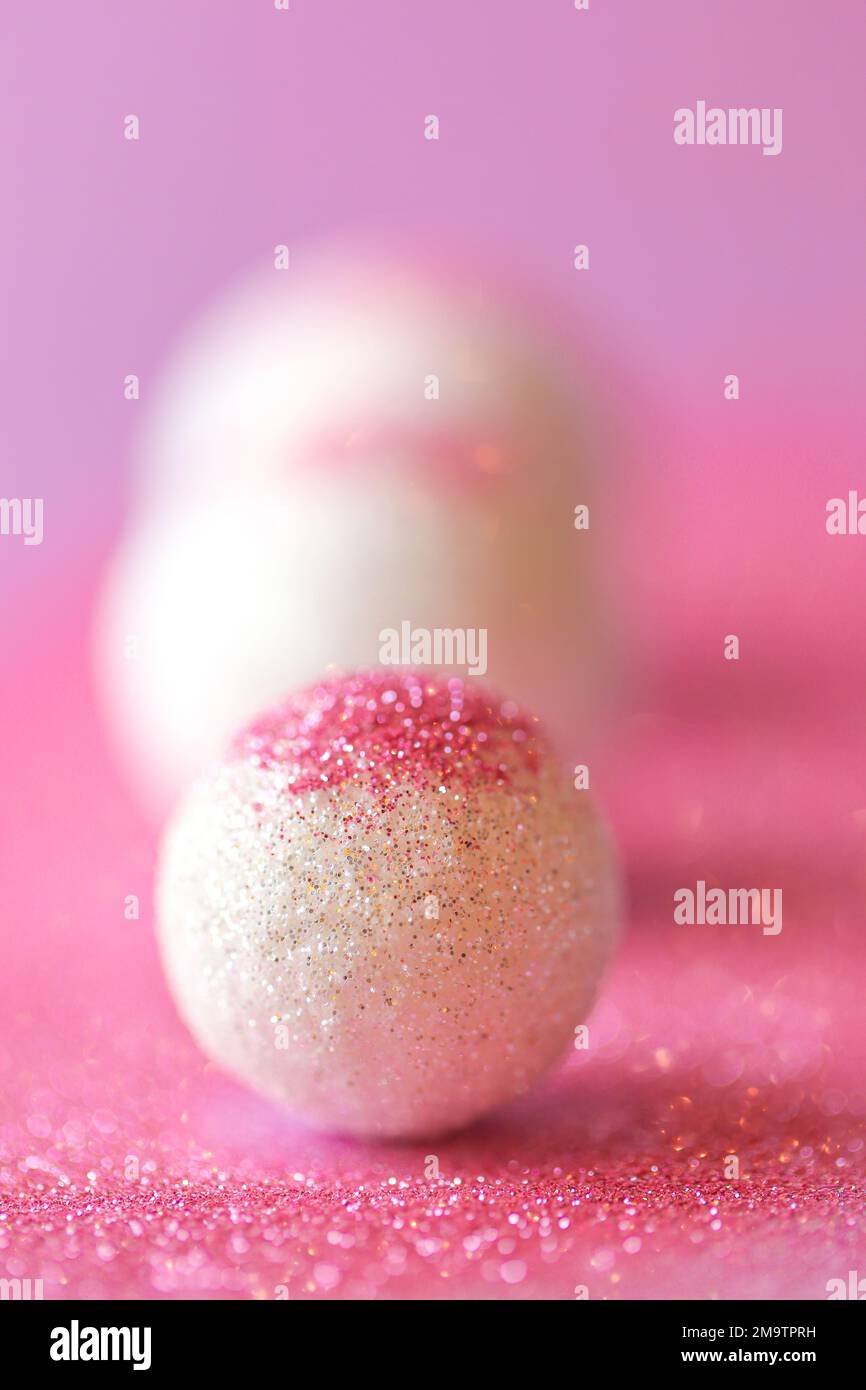 Arrière-plan abstrait aux couleurs lilas et blanches avec boules rondes.brillant arrière-plan. Banque D'Images