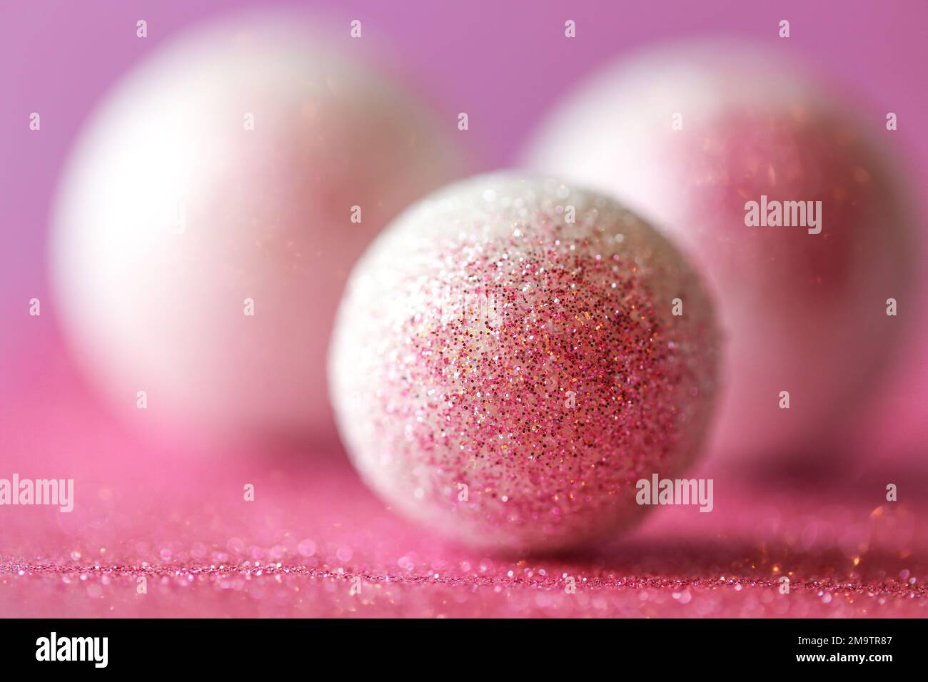 Boules rondes et paillettes roses.arrière-plan abstrait aux couleurs lilas et blanches avec boules rondes.arrière-plan festif brillant Banque D'Images