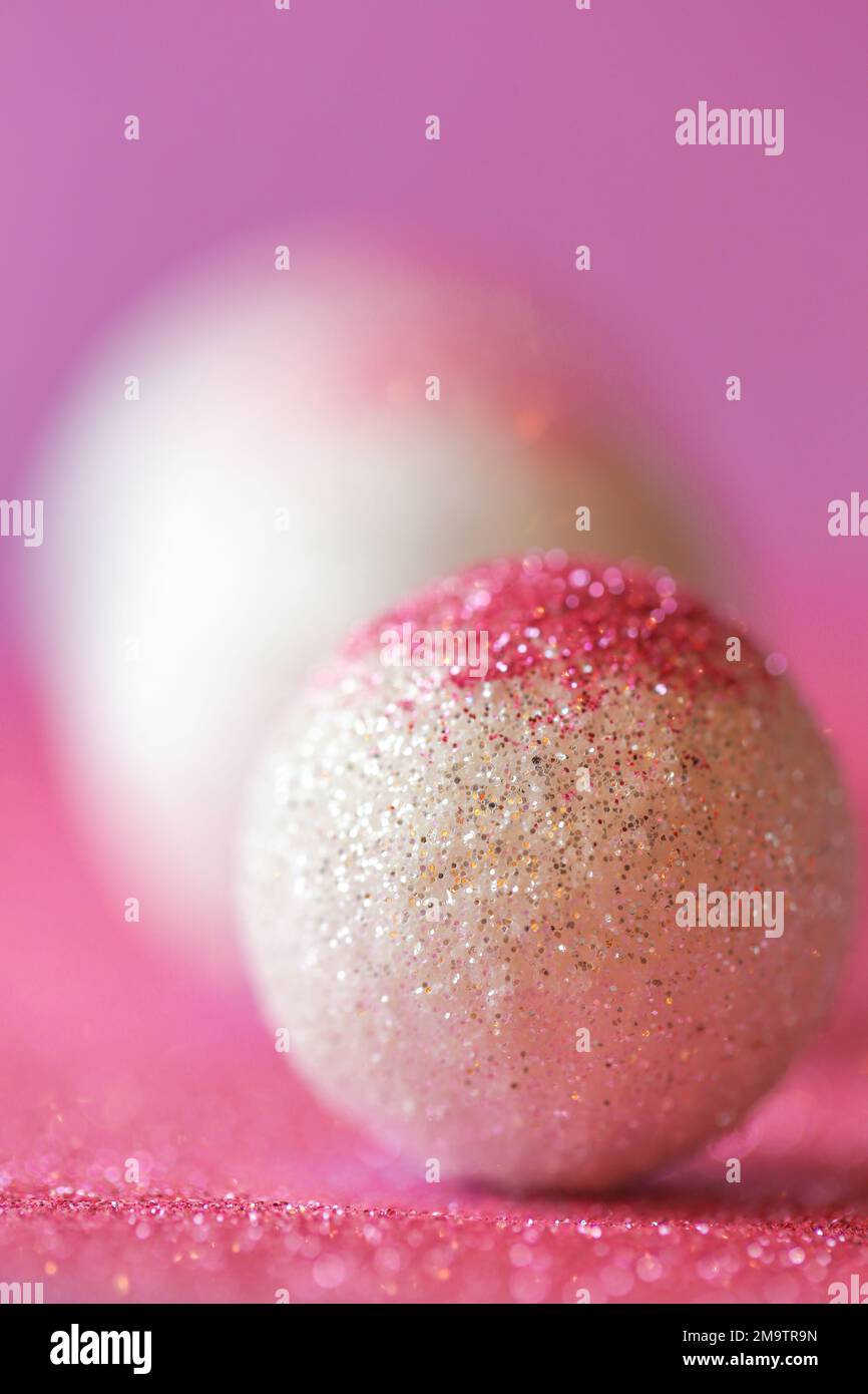 Arrière-plan aux couleurs lilas et blanches avec boules rondes.arrière-plan festif brillant.flou. Banque D'Images