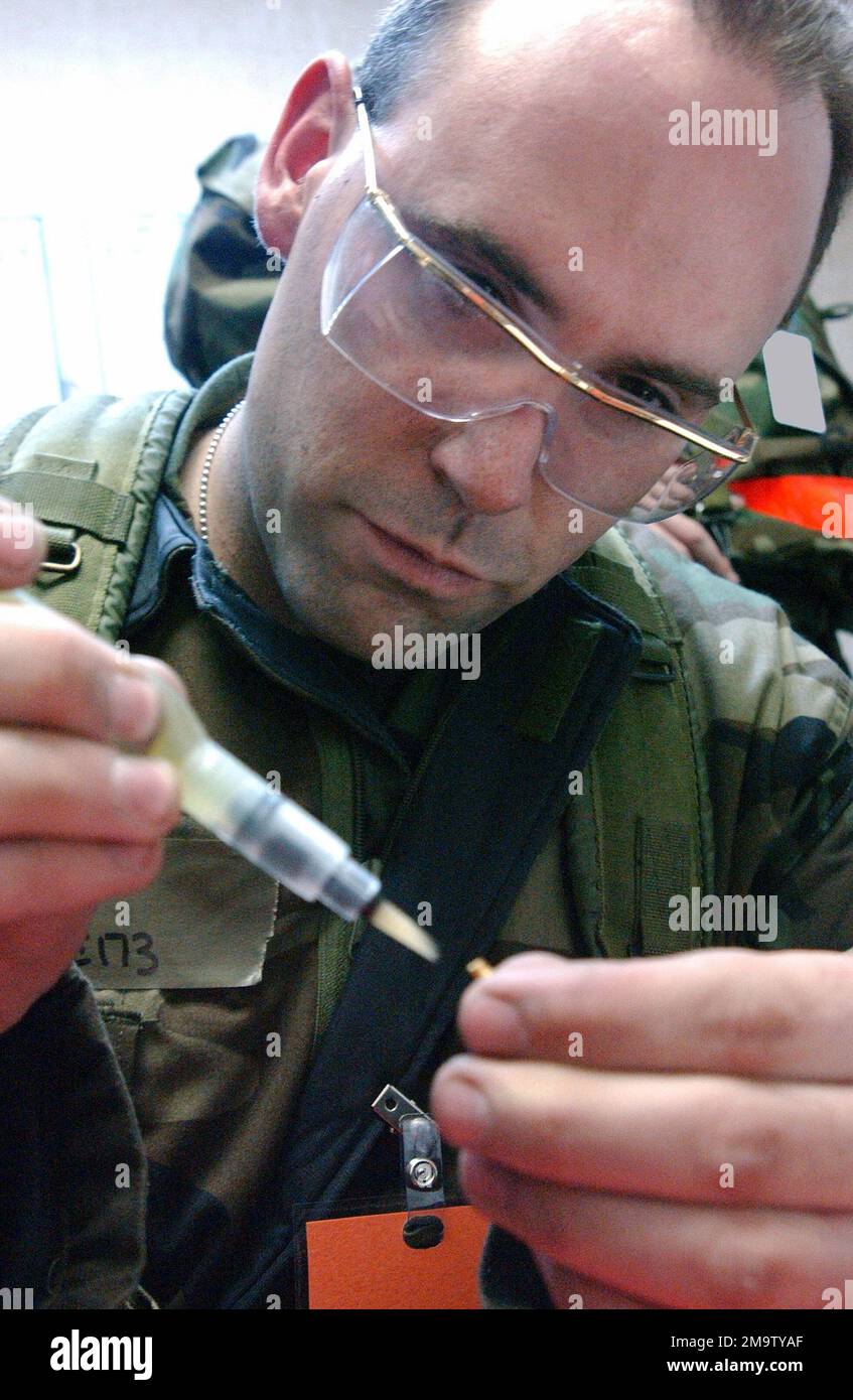 LE Sergent technique (TSGT) de LA FORCE aérienne DES ÉTATS-UNIS (USAF), Shane Richardson, du 366th e Escadron de communications (CS), applique un flux à l'extrémité d'un câble pour appuyer les communications du 389th e Escadron de chasseurs (FS) pendant la phase II de l'inspection de préparation opérationnelle (ORI) de l'aile, Coronet White. Base: Mountain Home Air Force base État: Idaho (ID) pays: Etats-Unis d'Amérique (USA) Banque D'Images