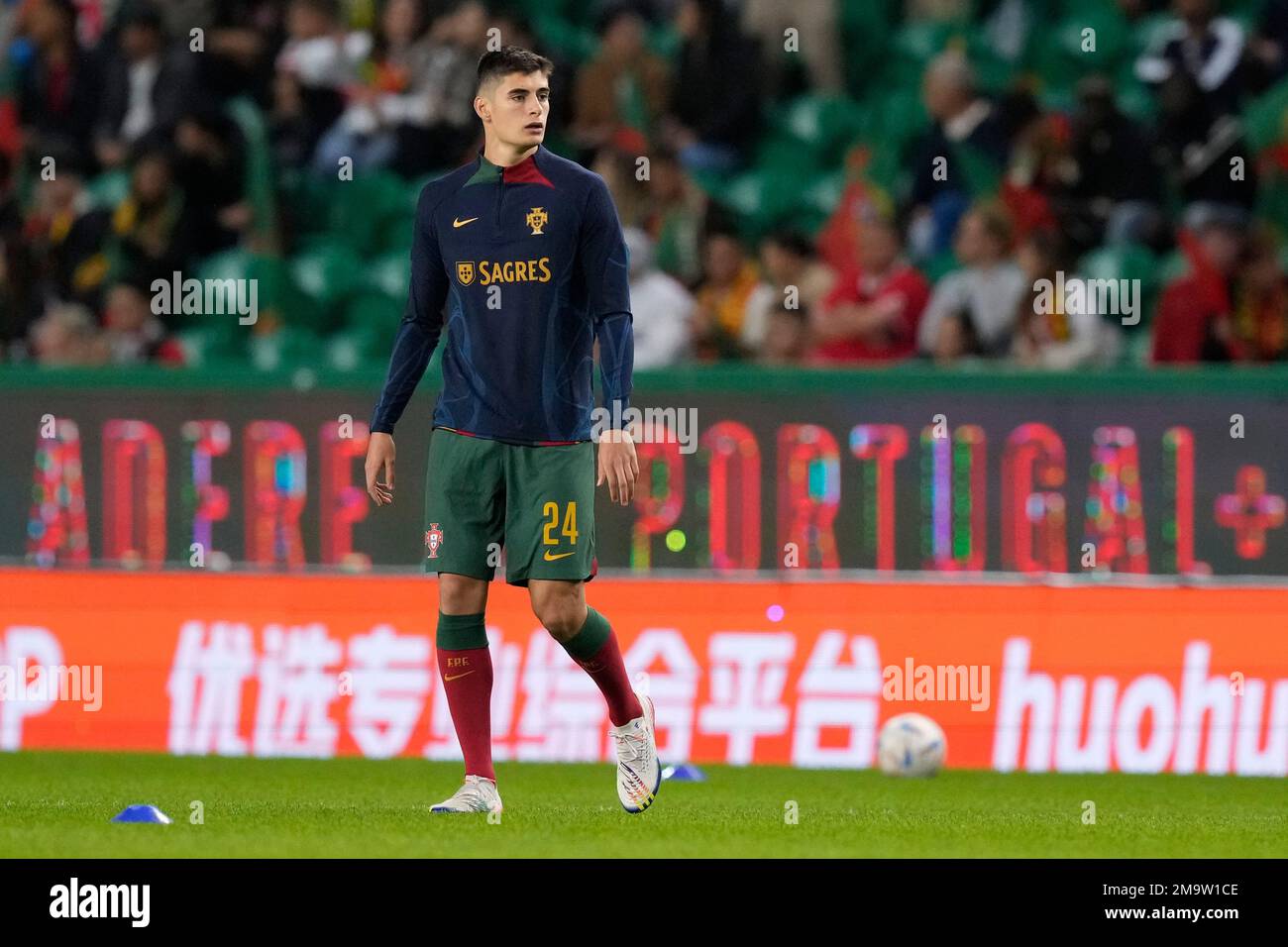 Portugal's Antonio Silva warms up before an international friendly soccer match between Portugal and Nigeria at the Jose Alvalade stadium in Lisbon, Thursday, Nov. 17, 2022. The Portuguese team will leave for Qatar on Friday for the World Cup. (AP Photo/Armando Franca) Banque D'Images