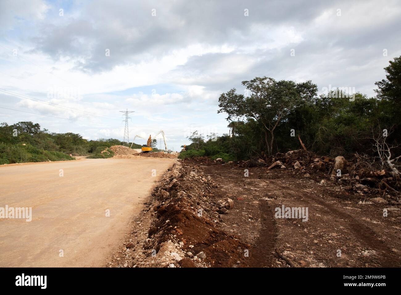 Construction de la troisième section du projet de train Maya près de Sudzal, État du Yucatan, Mexique, sur 19 décembre 2022. La troisième section du projet comprendra un itinéraire d'environ 172 km allant de Calkiní (Campeche) à Izamal (Yucatan). Le projet Maya train est l’un des projets de développement phares du président mexicain Andrés Manuel López Obrador. Son parcours de 1 525 km traversera cinq États (États de Tabasco, Chiapas, Campeche, Yucatán et Quintana Roo), reliant des temples mayas comme Palenque, Chichen Itzá et Calakmul, la ville coloniale de Mérida, les stations balnéaires de Cancún, Playa Banque D'Images