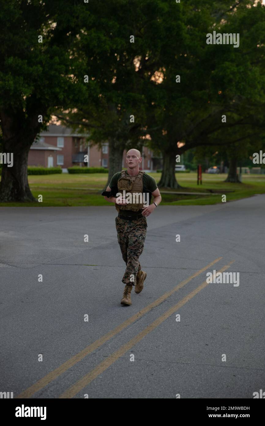 ÉTATS-UNIS Corps maritime 1st le lieutenant Mark Grill, agent de stratégie de communication et d'opérations, 2D Division Marine, termine une course de 400m au cours d'une séance d'entraînement de la journée sur le camp Lejeune, en Caroline du Nord, en 20 mai 2022. Cet exercice est en souvenir du caporal Jacob A. Hug et du caporal Sara A. Medina déployés à Katmandou, au Népal, avec la Force opérationnelle interarmées 505 peu après un séisme de magnitude 7,8 qui a frappé le pays sur 25 avril 2015. Le Gouvernement népalais a demandé à l'équipe spéciale de fournir des secours humanitaires peu après le tremblement de terre. Sur 12 mai, un autre séisme de magnitude 7,4 a frappé le pays A. Banque D'Images