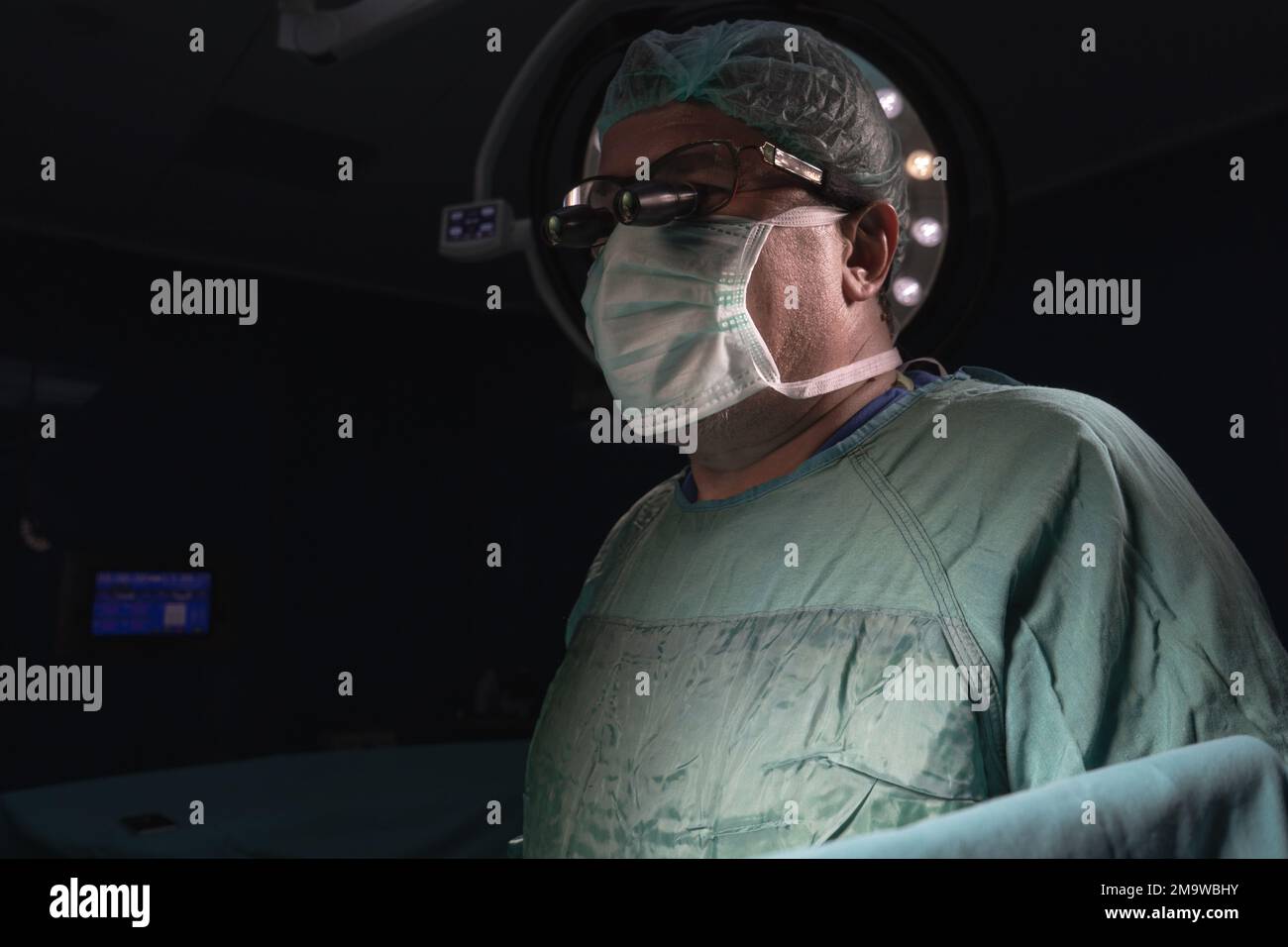 Chirurgie à coeur ouvert médecin pratiquer la chirurgie à coeur ouvert. Les médecins en uniforme vert sont dans la salle d'opération Banque D'Images
