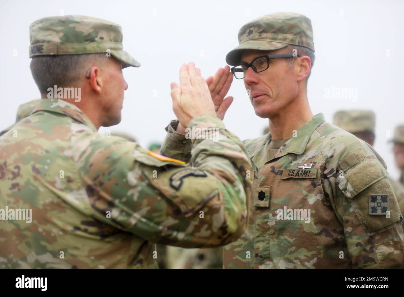 De droite à gauche, le lieutenant-colonel Adam Ropelewski, commandant du 2nd Bataillon, 77th Régiment d'artillerie de campagne, 2nd équipe de combat de la Brigade Stryker, 4th Division d'infanterie rend hommage au général David Hodne, commandant du 4th Inf. Div. Après avoir reçu l'insigne de soldat expert 20 mai à fort Carson, Colorado. Ropelewski a formé, testé et gagné l'ESB dans l'espoir que d'autres soldats et dirigeants suivraient en travaillant dur pour gagner le prestigieux badge. Banque D'Images