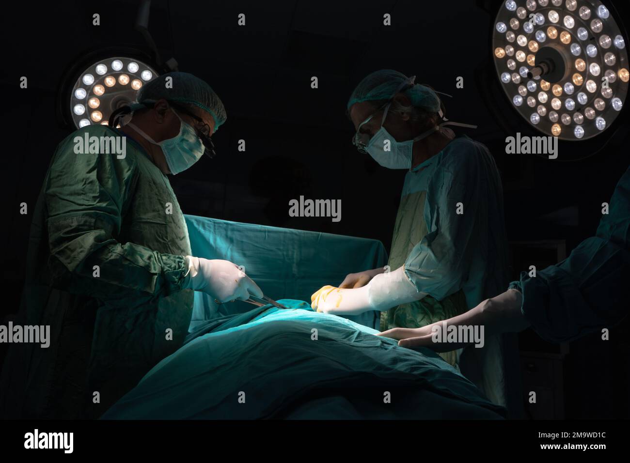 Chirurgie à coeur ouvert médecin pratiquer la chirurgie à coeur ouvert. Les médecins en uniforme vert sont dans la salle d'opération Banque D'Images