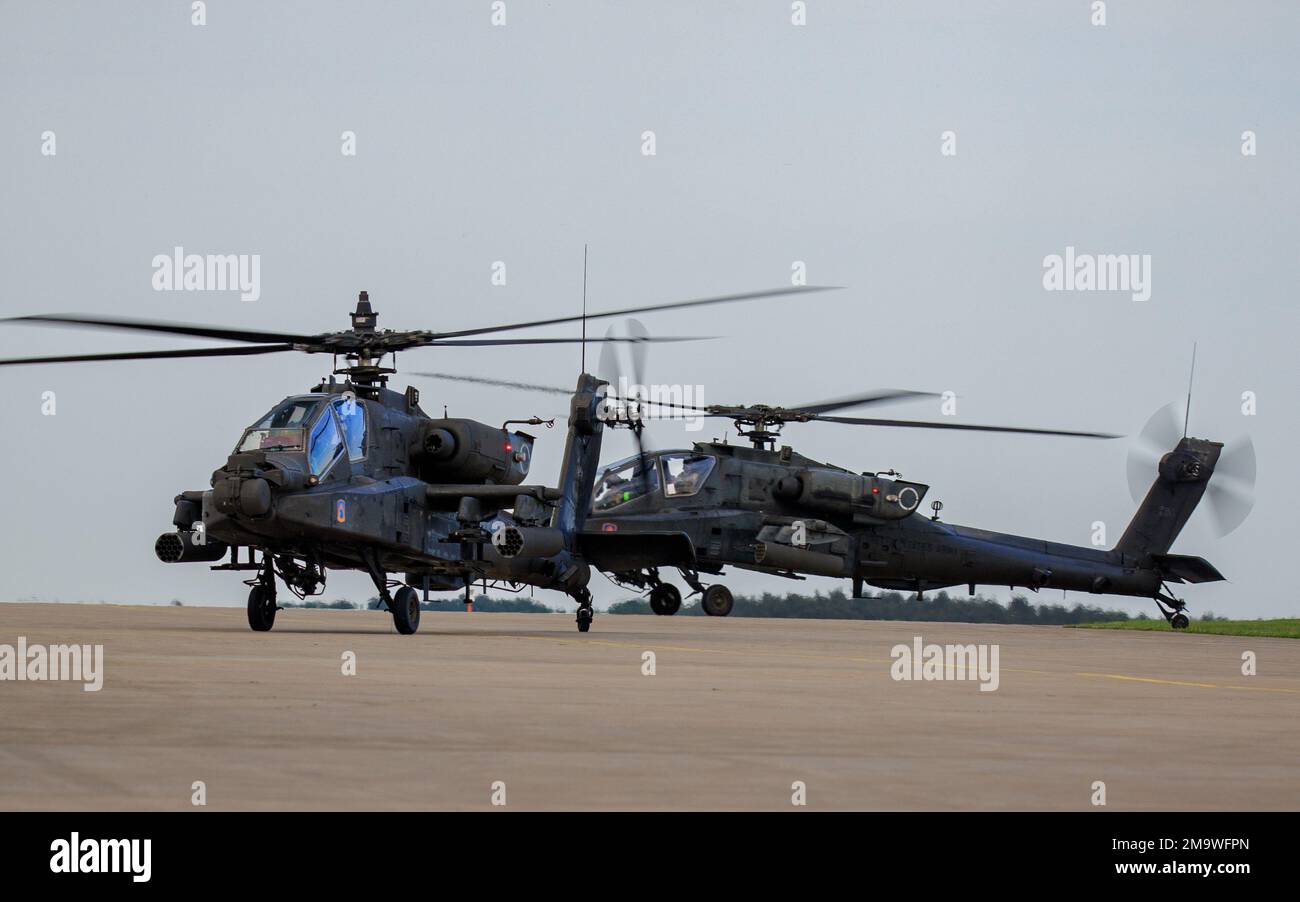 AH-64D hélicoptères Apache Longbow affectés au bataillon 1st, au régiment d'aviation 3rd 'Bataillon Viper', à la brigade d'aviation de combat 12th, terre et taxi en vol stationnaire à l'aérodrome de l'armée de Katterbach, Allemagne, 20 mai. Environ 20 000 sont arrivés au total après avoir passé environ trois mois dans la région des pays baltes en participant à Sabre Strike 22. 12 L'ACR a travaillé aux côtés des alliés de l'OTAN et des partenaires de sécurité régionaux pour fournir des forces prêtes au combat, exécuter des exercices d'entraînement conjoints et multinationaux et conserver le commandement et le contrôle de toutes les unités de rotation et affectées au Théâtre européen. Banque D'Images