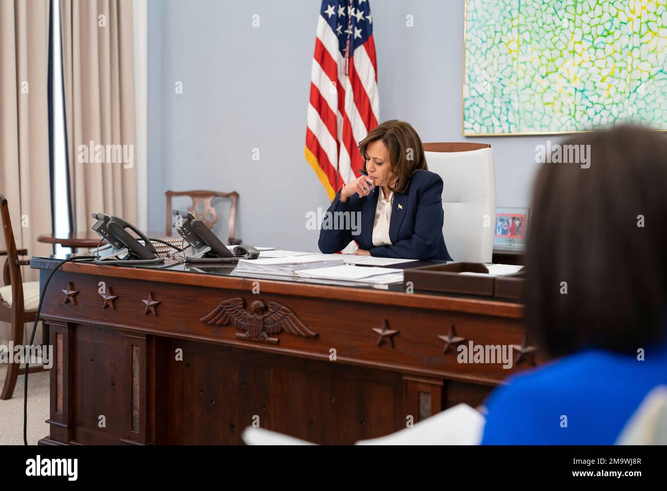 Washington, États-Unis d'Amérique. 17th janvier 2023. Washington, États-Unis d'Amérique. 17 janvier 2023. Le vice-président américain Kamala Harris tient une conférence téléphonique avec le président des Émirats arabes Unis, Sheikh Mohammed ben Zayed, de la Maison Blanche, 17 janvier 2023 à Washington, DC Credit: Lawrence Jackson/White House photo/Alay Live News Banque D'Images