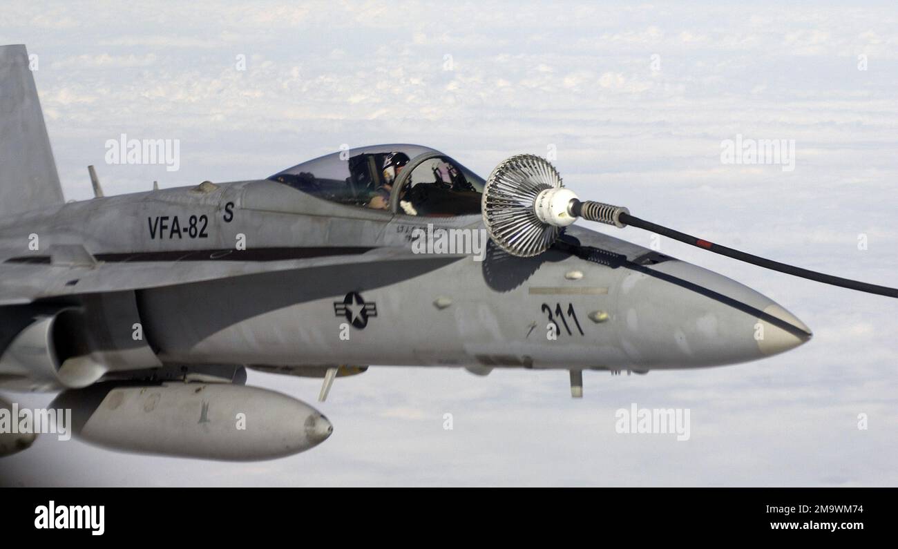 031216-F-9629J-006. Pays: Irak (IRQ) scène Major Commandement montré: Etats-Unis Navy F-18 Hornet reçoit Banque D'Images