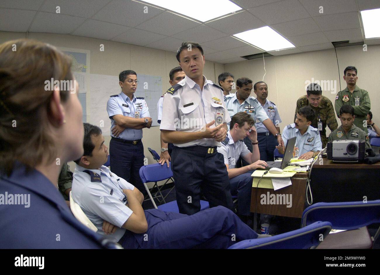 Le major Francis Ngooi Choong Ngee, du Département des opérations aériennes de Singapour, confirme les données sur les chutes d'air présentées par le FLGOFF (officier de vol) Melissa Dalby, 86 e Escadre (GT) de la Royal Australian Air Force, lors DU RALLYE AÉRIEN du PACIFIQUE 2001. LE PACIFIC AIRLIFT RALLY (par) est un symposium militaire de transport aérien parrainé par le PACAF pour les pays de la région du pacifique. LE PAR est tenu tous les deux ans et est hébergé par une nation du pacifique. Cette année, la base aérienne d'Andersen, Guam est le pays hôte. Le symposium comprend des séminaires d'information avec des séances d'information sur le domaine d'expertise, un exercice de poste de commandement (CPX) qui porte sur le soutien militaire au transport aérien Banque D'Images