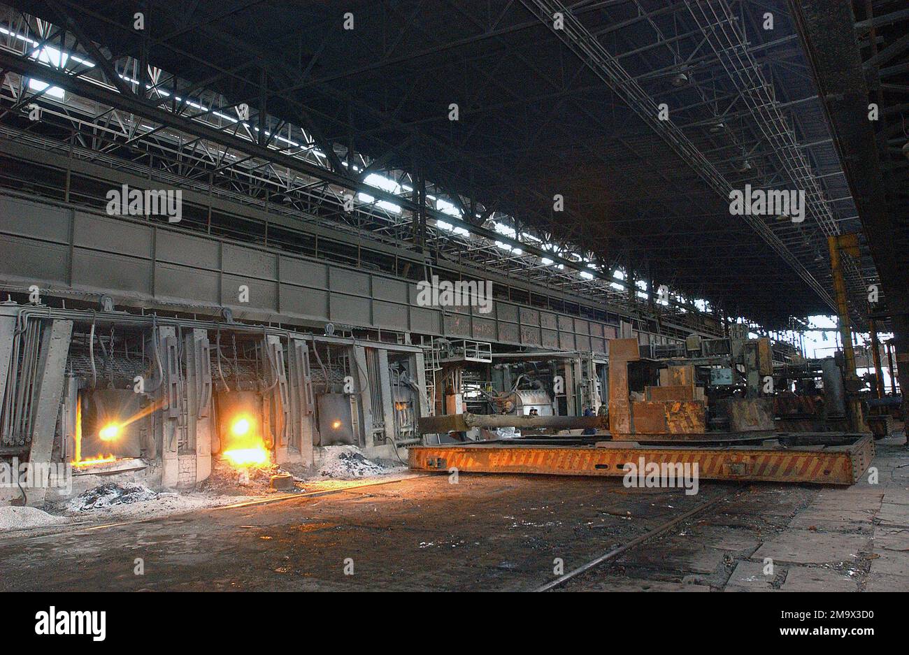 Le personnel de la Force de stabilisation (SFOR) en Bosnie a fait fondre des armes saisies pendant l'opération Harvest, à l'usine sidérurgique de BH à Zenica, en Bosnie. L'usine sidérurgique fait cela comme un service gratuit à l'appui de la mission de la SFOR en Bosnie. Base: Zenica pays: Bosnie-Herzégovine (BIH) Banque D'Images