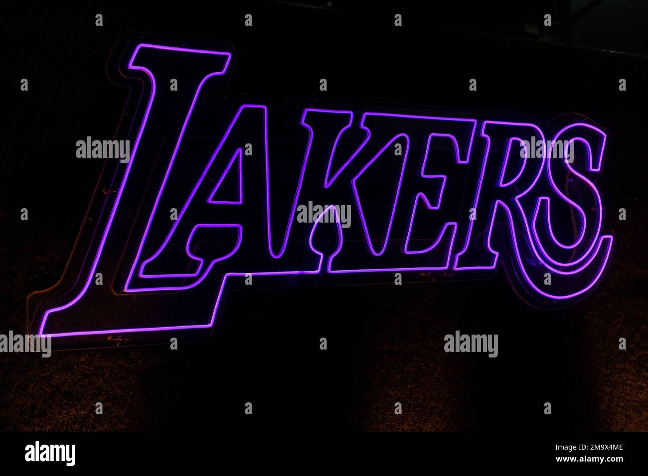Los Angeles, États-Unis. 18th janvier 2023. Le lettrage « Lakers » photographié à partir de tubes fluorescents dans les catacombes de l'aréna crypto.com à Los Angeles. Credit: Maximilian Haupt/dpa/Alay Live News Banque D'Images