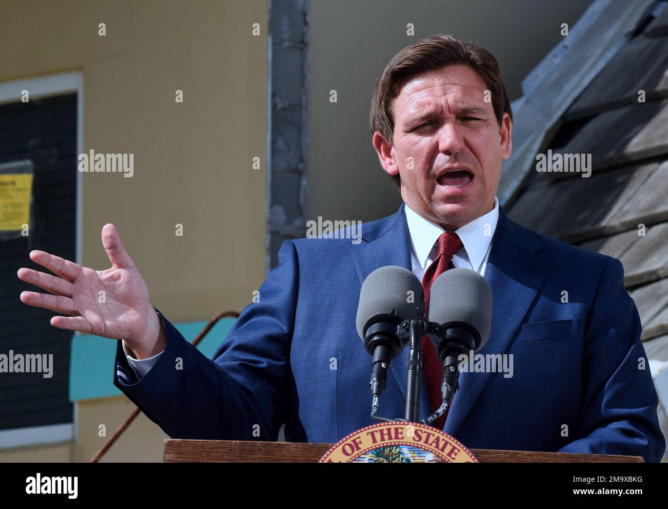 Daytona Beach Shores, États-Unis. 18th janvier 2023. Gov. Floride Ron DeSantis parle lors d'une conférence de presse pour annoncer le prix de $100 millions pour la récupération de la plage à la suite des ouragans Ian et Nicole à Daytona Beach Shores, en Floride. Le financement appuiera des projets de nutrition des plages dans 16 comtés côtiers, le comté de Volusia durement touché recevant la plus grande subvention, soit plus de $37 millions. Crédit : SOPA Images Limited/Alamy Live News Banque D'Images