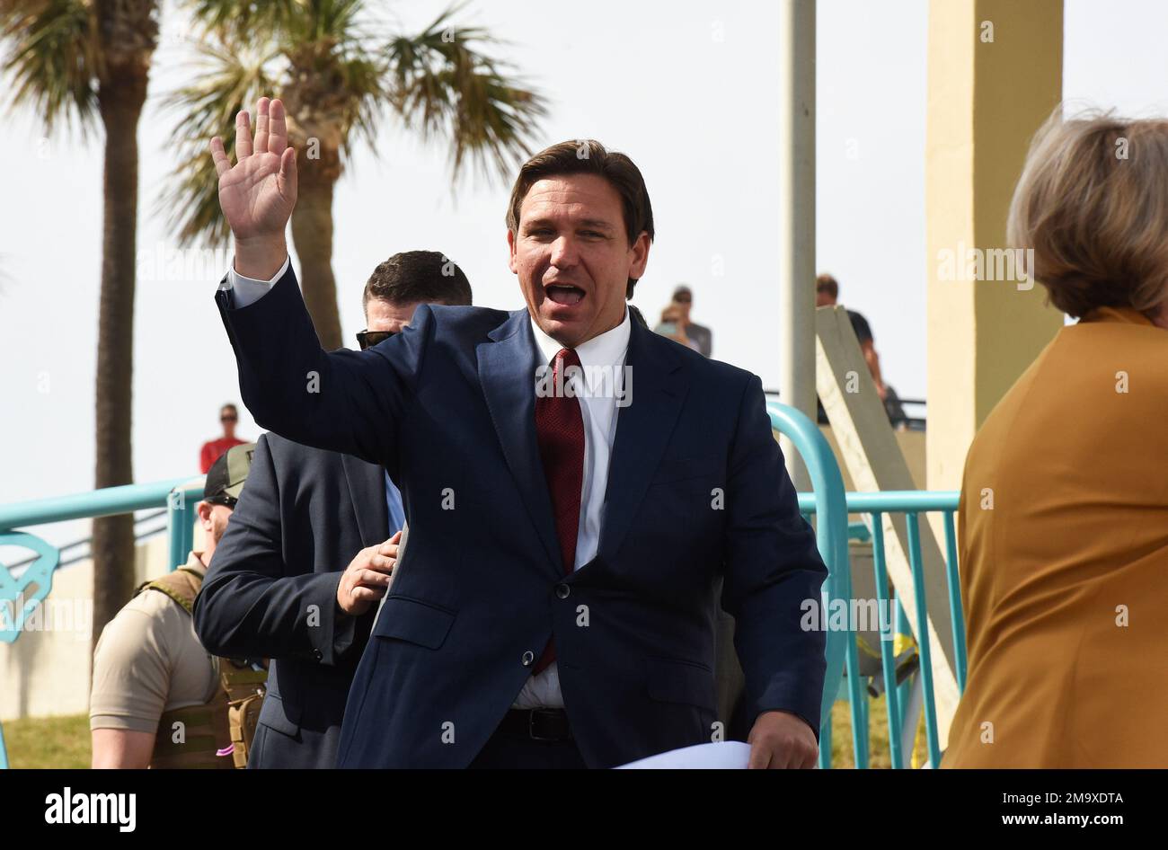 Daytona Beach Shores, États-Unis. 18th janvier 2023. Gov. Floride Ron DeSantis arrive à une conférence de presse pour annoncer le prix de $100 millions pour le rétablissement de la plage à la suite des ouragans Ian et Nicole à Daytona Beach Shores, en Floride. Le financement appuiera des projets de nutrition des plages dans 16 comtés côtiers, le comté de Volusia durement touché recevant la plus grande subvention, soit plus de $37 millions. (Photo de Paul Hennessy/SOPA Images/Sipa USA) crédit: SIPA USA/Alay Live News Banque D'Images