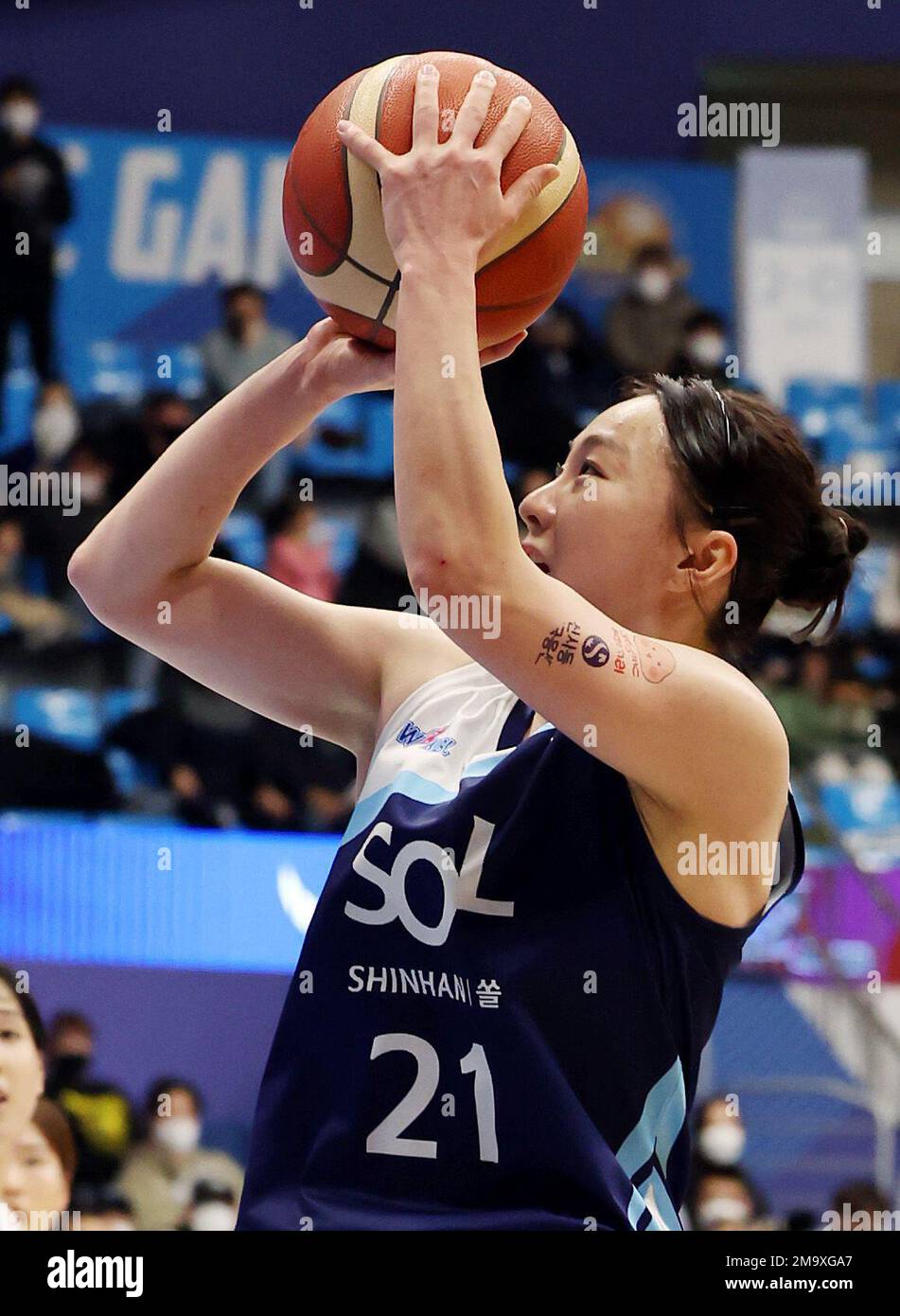 19th janvier 2023. Basket-ball: Shinhan Bank S-Birds vs. Woori Bank Wibee Kim Jin-Young de la Shinhan Bank S-Birds monte pour une balle contre la Woori Bank Wibee dans la Ligue coréenne de basket-ball des femmes à Incheon, à l'ouest de Séoul, le 18 janvier 2023. Crédit : Yonhap/Newcom/Alay Live News Banque D'Images