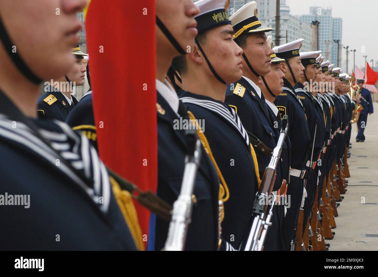 040224-N-4055P-002. [Complete] Scene Caption: Les marins de l'Armée de libération des peuples (Marine) se tiennent en formation sur le quai de Gaoyang Road lors de l'arrivée de la Marine américaine (USN) navire de commandement amphibie de la septième flotte américaine USS BLUE RIDGE (LCC 19). La CRÊTE BLEUE a visité la ville portuaire pour la dernière fois en mars 2001. Shanghai, appelée Hu pour résumer, est une métropole animée située à l'embouchure du fleuve Yangtze. Reliée aux provinces du Jiangsu et du Zhejiang à l'ouest, la ville est exposée à la mer de Chine orientale à l'est. Avec une superficie totale de 6 341 kilomètres carrés (environ 2 448 milles carrés) et une population de plus de TH Banque D'Images