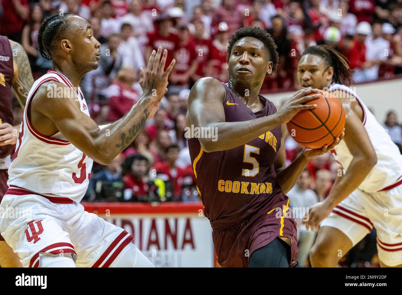 Bethune-Cookman guard Damani McEntire (5) drives toward the basket while defended by Indiana guard Tamar Bates during the first half of an NCAA college basketball game Thursday, Nov. 10, 2022, in Bloomington, Ind. (AP Photo/Doug McSchooler) Banque D'Images
