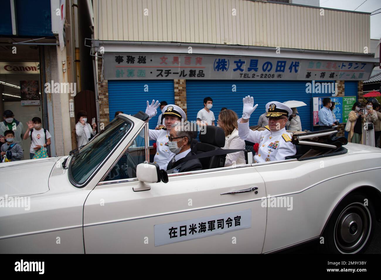 SHIMODA, Japon (21 mai 2022) - le commandant des Forces navales du Japon (CNFJ), Carl Lahti, se déporte aux spectateurs lors d'un défilé pour le festival annuel des navires noirs Shimoda 83rd. Le festival Shimoda Black Ship, ou Shimoda Kurofun, célèbre l'arrivée du Commodore Matthew C. Perry au Japon, l'ouverture subséquente du Japon au commerce international, et l'alliance américano-japonaise. Depuis 75 ans, la CFAY fournit, entretient et exploite des installations et des services de base à l'appui des forces navales déployées à l'avant de la flotte américaine 7th, des commandements de locataires, et des milliers de militaires et civils et de leur f Banque D'Images