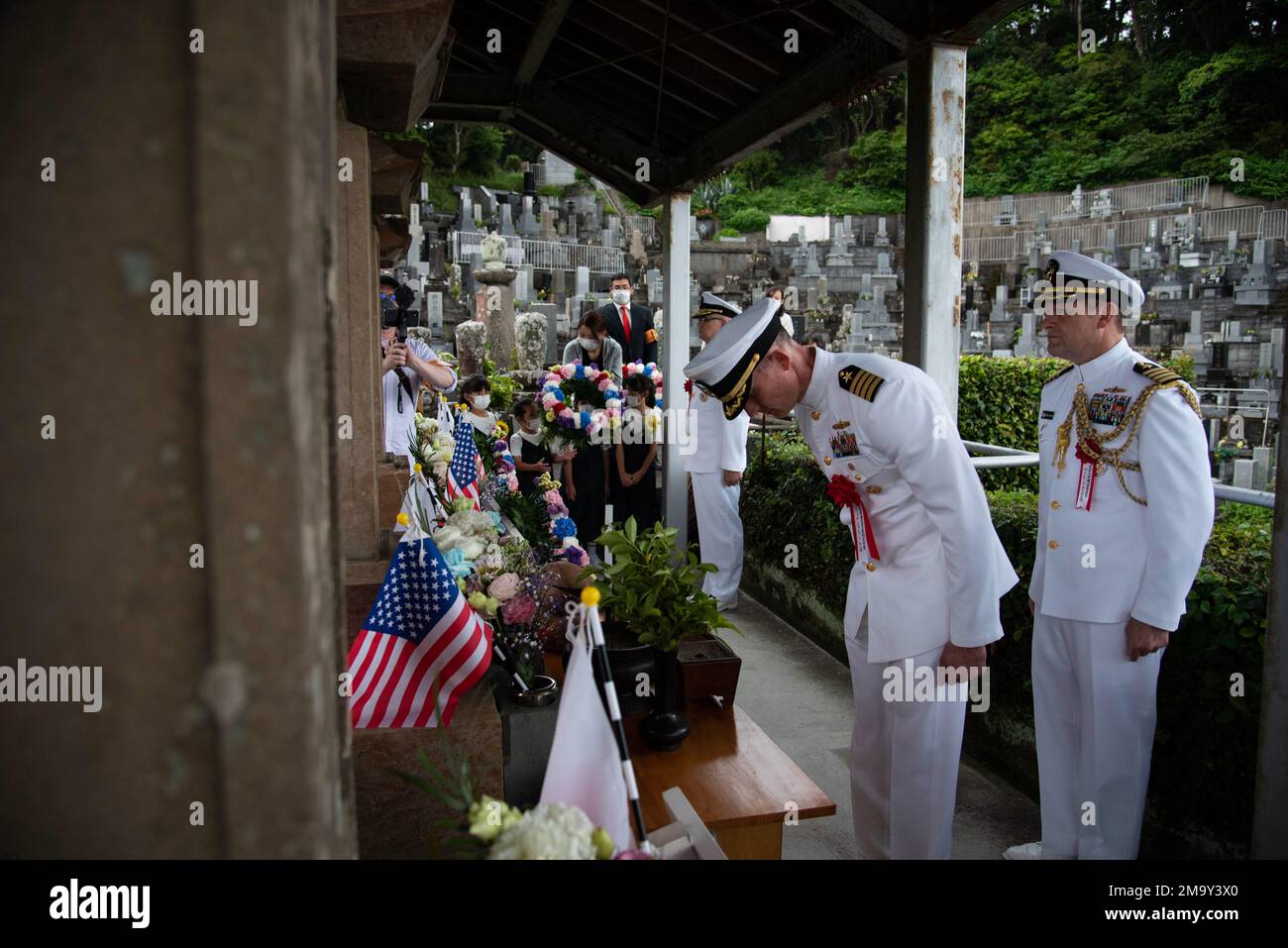 SHIMODA, Japon (21 mai 2022) - le capitaine Rich Jarrett, commandant, activités de la flotte Yokosuka (CFAY), rend hommage aux membres tombés de l'équipage du Commodore Matthew C. Perry lors du festival annuel des navires noirs Shimoda 83rd. Le festival Shimoda Black Ship, ou Shimoda Kurofun, célèbre l'arrivée du Commodore Matthew C. Perry au Japon, l'ouverture subséquente du Japon au commerce international, et l'alliance américano-japonaise. Depuis 75 ans, la CFAY fournit, entretient et exploite des installations et des services de base à l'appui des forces navales déployées à l'avant de la flotte américaine 7th, des commandements des locataires et des milliers de mil Banque D'Images