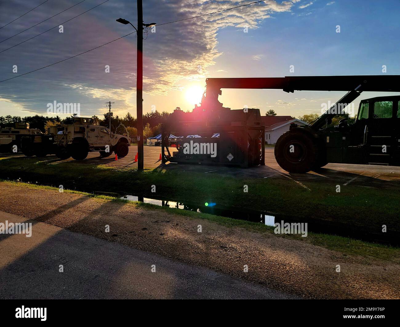 Une scène matinale avant l'ouverture de la journée portes ouvertes des Forces armées de fort McCoy en 2022 est présentée le 21 mai 2022, à fort McCoy, au Wisconsin. Près de 2 000 personnes ont participé à la journée portes ouvertes. Les activités de la journée ont été centrées sur la zone commémorative du fort McCoy, qui comprend le Centre d’histoire, cinq édifices de l’époque de la Seconde Guerre mondiale remplis d’équipement et d’expositions historiques, le parc d’équipement extérieur et le Veterans Memorial Plaza. Les visiteurs ont également été accueillis par des températures plus fraîches et un ciel partiellement ensoleillé. L'événement a également eu des visites guidées d'installation en bus, une station de remplissage de sacs de sable, des étiquettes d'identification personnalisées, camouflage Banque D'Images