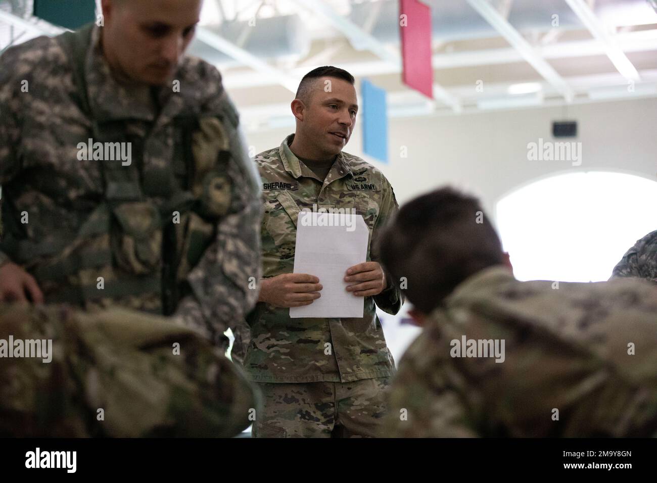 Les soldats de la Garde nationale de l'armée de l'Illinois affectés à la Compagnie B, 1st Bataillon, 106th Aviation Regiment dirigent le combat Water Survival 22 mai 2022 d'entraînement à l'Université Olivet Nazarene à Bourbonnais, il. Cette formation permet un environnement simulé, destiné à aider les soldats à développer des compétences de survie pour aider à se préparer à des situations telles que des accidents d'hélicoptère près de grandes masses d'eau. « Il est bon d’avoir ces expériences les unes avec les autres », a déclaré le 1st lieutenant Jonathan Mercado. « Être en mesure de mener cette formation avec succès permettra d'identifier qui peut avoir besoin d'un soutien supplémentaire et d'assurer le succès Banque D'Images