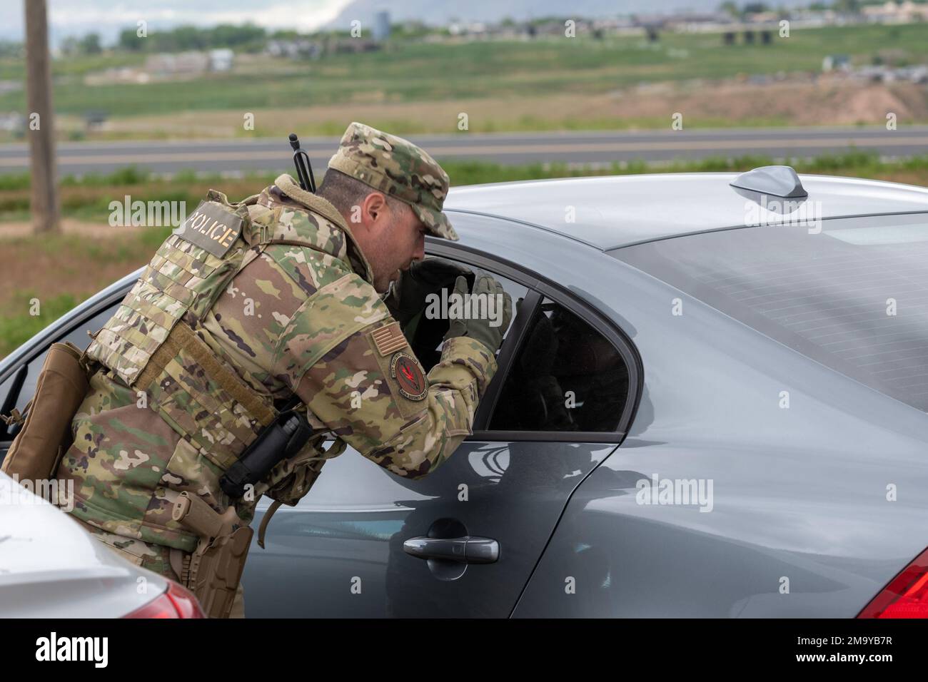 Le sergent technique Shawn Thacker, sergent de vol du 366th escadron des forces de sécurité, inspecte les véhicules pour les entités simulées non autorisées et les possessions potentiellement dangereuses pendant l'exercice Raging Gunfighter 22-2 à la base aérienne Hill, Utah, 20 mai 2022. Raging Gunfighter démontre la capacité de l’Armée de l’Air à agir de manière décisive partout et à tout moment, tout en soulignant sa compétence stratégique face à nos adversaires potentiels proches de ses pairs. Banque D'Images