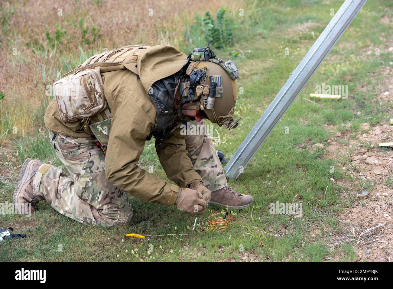 Les spécialistes de l'élimination des explosifs de la base aérienne de Mountain Home, Idaho, inspectent et détruissent un engin explosif improvisé simulé pendant l'exercice Raging Gunfighter 22-2 à la base aérienne de Hill, Utah, 20 mai 2022. Raging Gunfighter est un exercice conçu pour simuler les concepts d'exploitation de l'escadre principale à partir d'un environnement austère et préparer l'escadre de combat 366th pour des opérations futures potentielles, conformément à la Stratégie de défense nationale. Banque D'Images