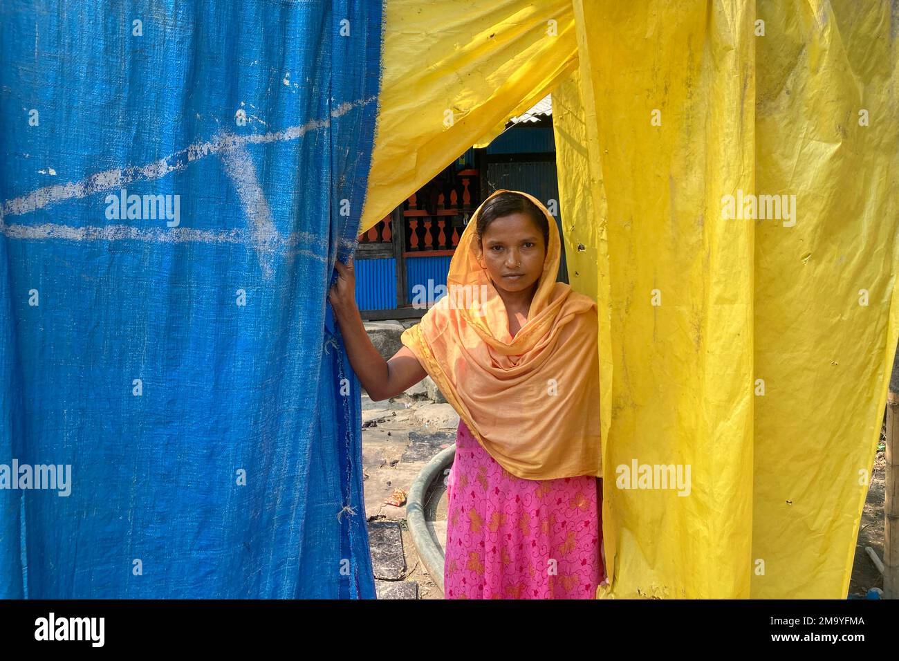 Mili Begum manages a family of four at her Village- Geronkhali, in the Sundarbans, the world’s largest mangrove forest, near the Maitree Super Thermal Power Project in Rampal, Bangladesh, Wednesday, Oct. 19, 2022. A power plant will start burning coal as part of Bangladesh’s plan to meet its energy needs and improve living standards, officials say. (AP Photo/Al-emrun Garjon) Banque D'Images