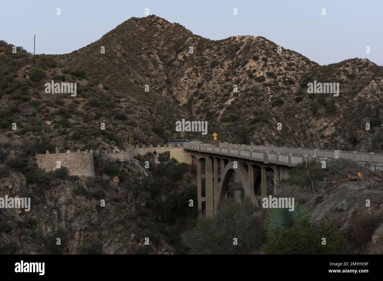 Pont d'arche en béton au-dessus du canyon Big Tujunga sur la Angeles Forest Highway dans les montagnes San Gabriel, dans le comté de Los Angeles. Banque D'Images