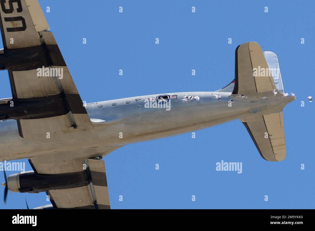 Des bonbons parachutés sont déposés d'un Skymaster C-54 à Spanish Fork, Utah 21 mai 2022, pour célébrer le légendaire pilote de la Seconde Guerre mondiale, le colonel Gail Halverson. Halverson était plus connu sous le nom de « berlinois Candy Bomber » ou « Uncle Wiggly Wings » pour avoir déposé des bonbons auprès des enfants allemands pendant le transport aérien de Berlin de 1948 à 49. Banque D'Images