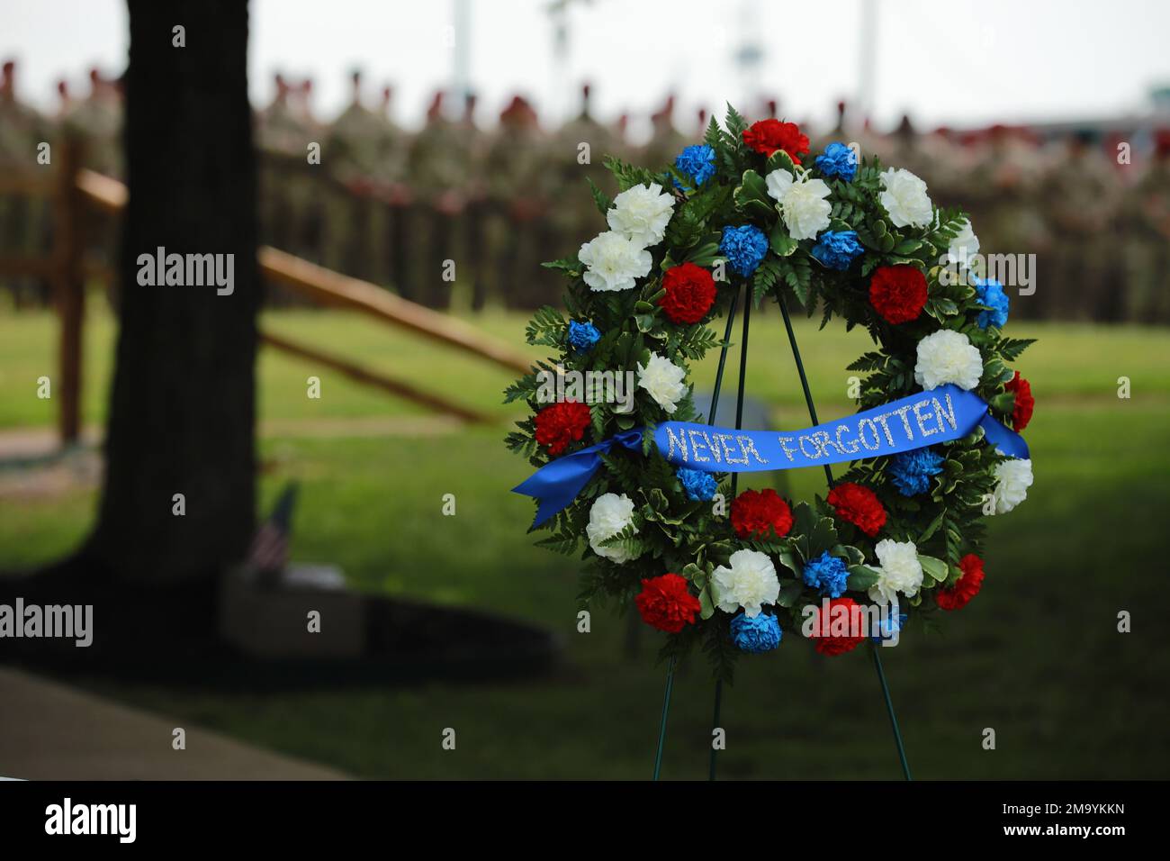 Une couronne commémorative pendant la cérémonie annuelle du groupe des forces spéciales (aéroporté) de 5th, une étoile d'or à fort Campbell, Ky., 21 mai 2022. La cérémonie du souvenir rend hommage aux familles des héros des opérations spéciales déchus. Banque D'Images