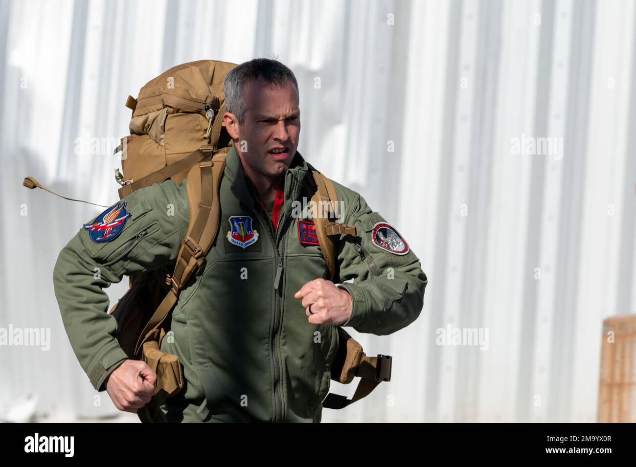 ÉTATS-UNIS Le major de la Force aérienne Matthew Brown, chirurgien de vol de l'escadron de préparation médicale opérationnelle 366th, se présente pour réagir à une blessure simulée lors de la Raging Gunfighter 22-2 à l'aérodrome de Wendover, Wendover, UT., 21 mai 2022. Des aviateurs de l'aile 366th Fighter ont simulé un environnement de vie austère en opérant à l'extérieur de l'aérodrome de Wendover dans le cadre de Raging Gunfighter 22-2. Banque D'Images