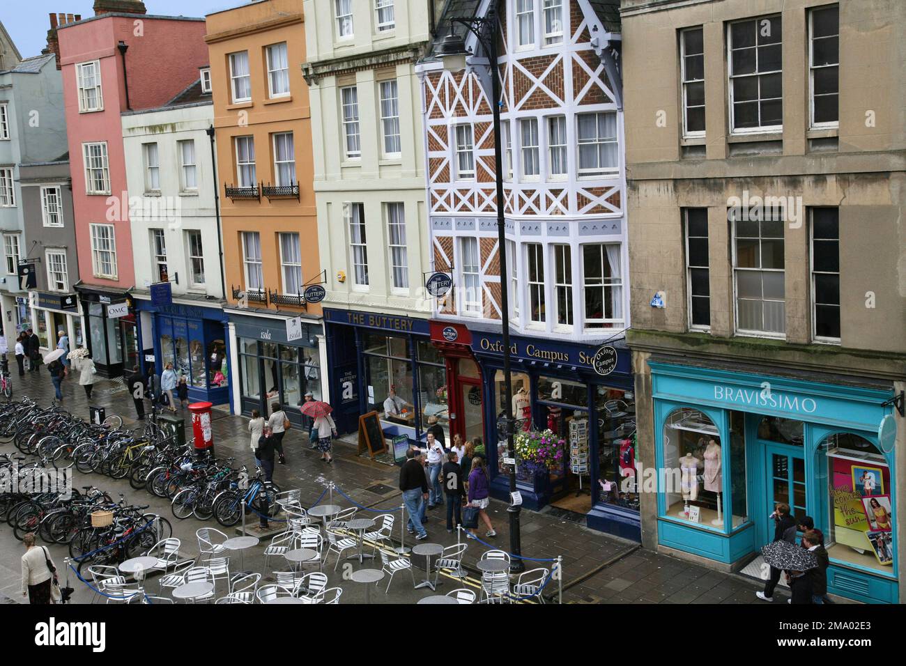 Oxford, Angleterre - juillet 2009 : magasins dans de vieux bâtiments sur Broad Street, en face de Balilol College Banque D'Images