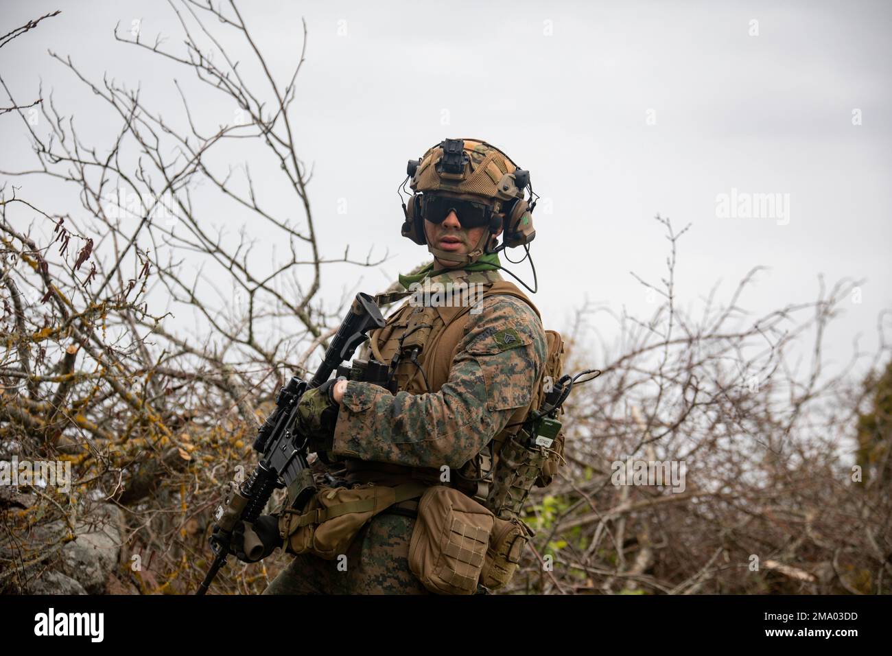 ÉTATS-UNIS Le Sgt Corbin Lopez, un missiléen de l'équipe d'atterrissage du Bataillon 2/6, 22nd Marine Expeditionary Unit (MEU), assure la sécurité sur l'île Saarema, en Estonie, au 21 mai 2022. Le MEU 22nd participe à l'exercice Siil 22 mené par l'Estonie (Hedgehog 22 en anglais). Siil 22 réunit des membres de la Force de défense estonienne et des États-Unis Marins et Marines dans le cadre de la Force opérationnelle 61/2 pour améliorer l'interopérabilité des alliés et préserver la sécurité et la stabilité dans la région Baltique. Banque D'Images