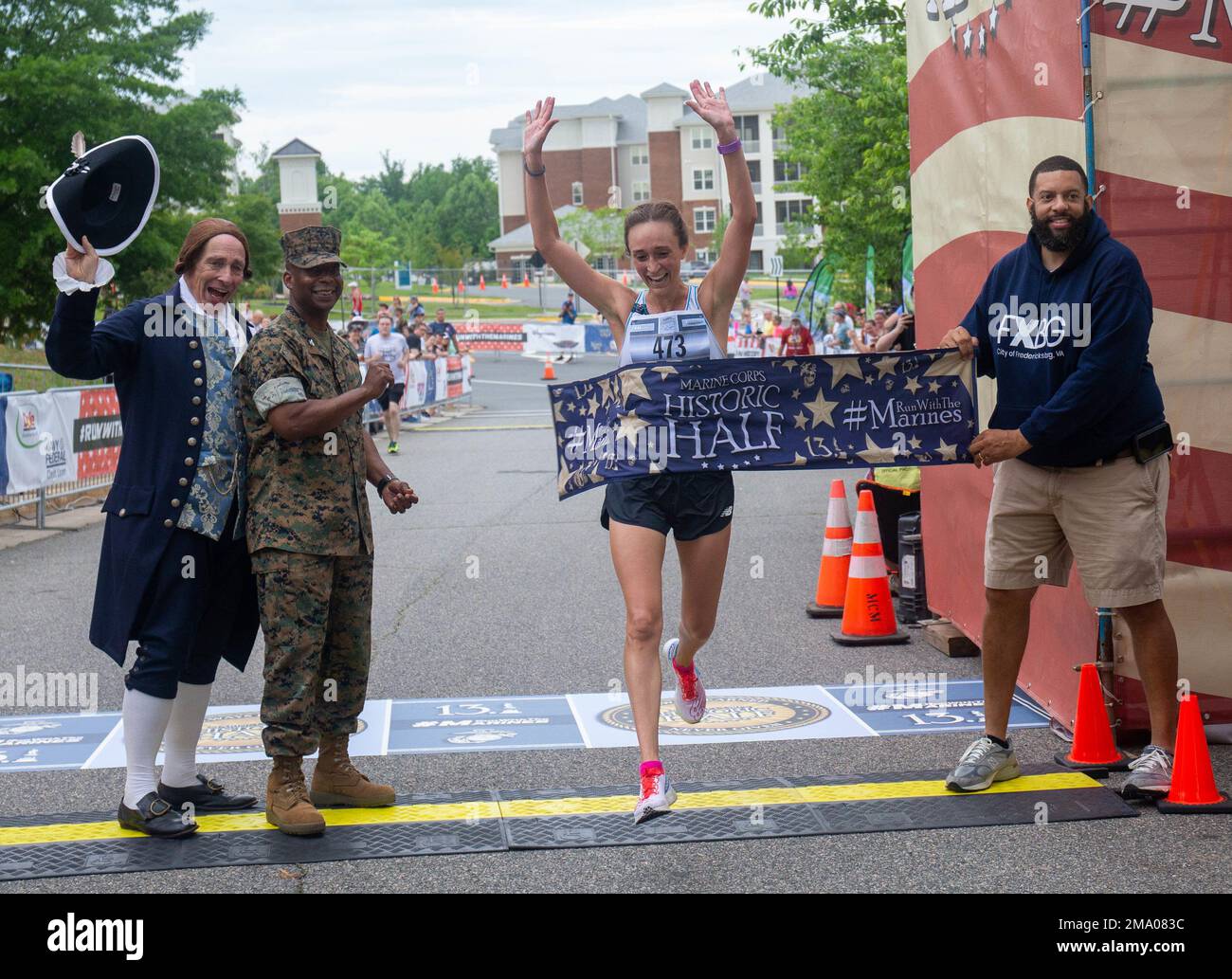 Natalie Daniels, originaire de Fredericksburg, Virginie, remporte la moitié historique du marathon du corps des Marines avec une durée d'une heure, 22 minutes et deux secondes au centre d'exposition et de conférence de Fredericksburg, Fredericksburg, Virginie, 22 mai 2022. La demi-course historique est une course de 13,1 miles qui a attiré environ 4 000 participants pour promouvoir la forme physique, générer de la bonne volonté dans la communauté et mettre en valeur les compétences organisationnelles du corps des Marines. L'événement comprenait également le Semper Five, 5 miles, et le Devil Dog Double, 18,1 miles. Banque D'Images