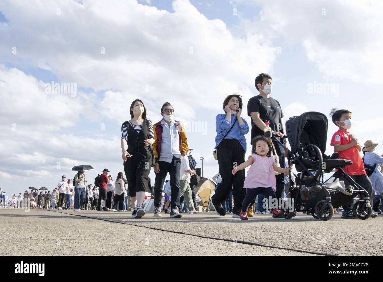 Les participants se promèteront sur le terrain du festival vers des expositions statiques d'avions lors du festival japonais-américain de l'amitié 2022, à la base aérienne de Yokota, au Japon, au 22 mai 2022. Le festival de deux jours a été l'occasion pour les visiteurs d'en apprendre davantage sur le partenariat bilatéral entre les États-Unis et le Japon, tout en renforçant les liens entre Yokota et les communautés locales. Yokota a pu accueillir l'événement avec le soutien de la Force d'autodéfense du Japon, des services de sa sœur et de la communauté locale. Banque D'Images