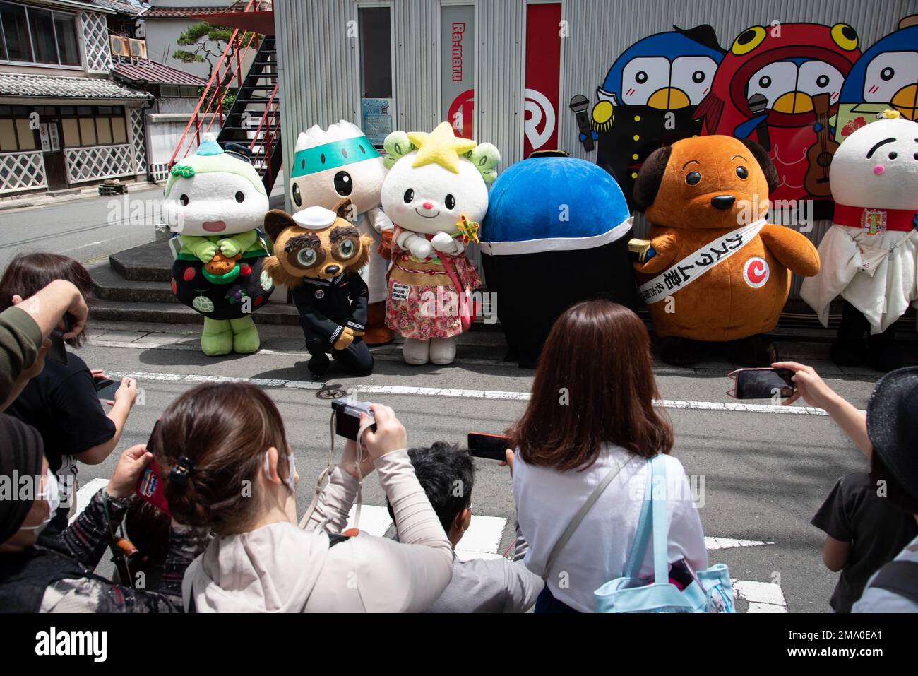 SHIMODA, Japon (22 mai 2022) - Yoko-pon, la mascotte officielle du commandant, activités de la flotte Yokosuka (CFAY), pose pour une photo d'autres mascottes lors du festival annuel de navires noirs Shimoda 83rd. Le festival Shimoda Black Ship, ou Shimoda Kurofun, célèbre l'arrivée du Commodore Matthew C. Perry au Japon, l'ouverture subséquente du Japon au commerce international, et l'alliance américano-japonaise. Depuis 75 ans, la CFAY fournit, entretient et exploite des installations et des services de base à l'appui des forces navales déployées par l'avant de la flotte américaine 7th, des commandements de locataires et des milliers de militaires et civils PER Banque D'Images