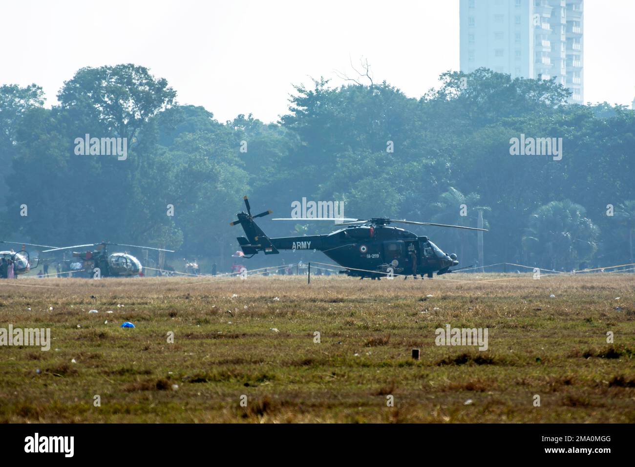 Kolkata, Inde 15 décembre 2022. Hélicoptère militaire est prêt à voler sur un sol dans une ville. Banque D'Images