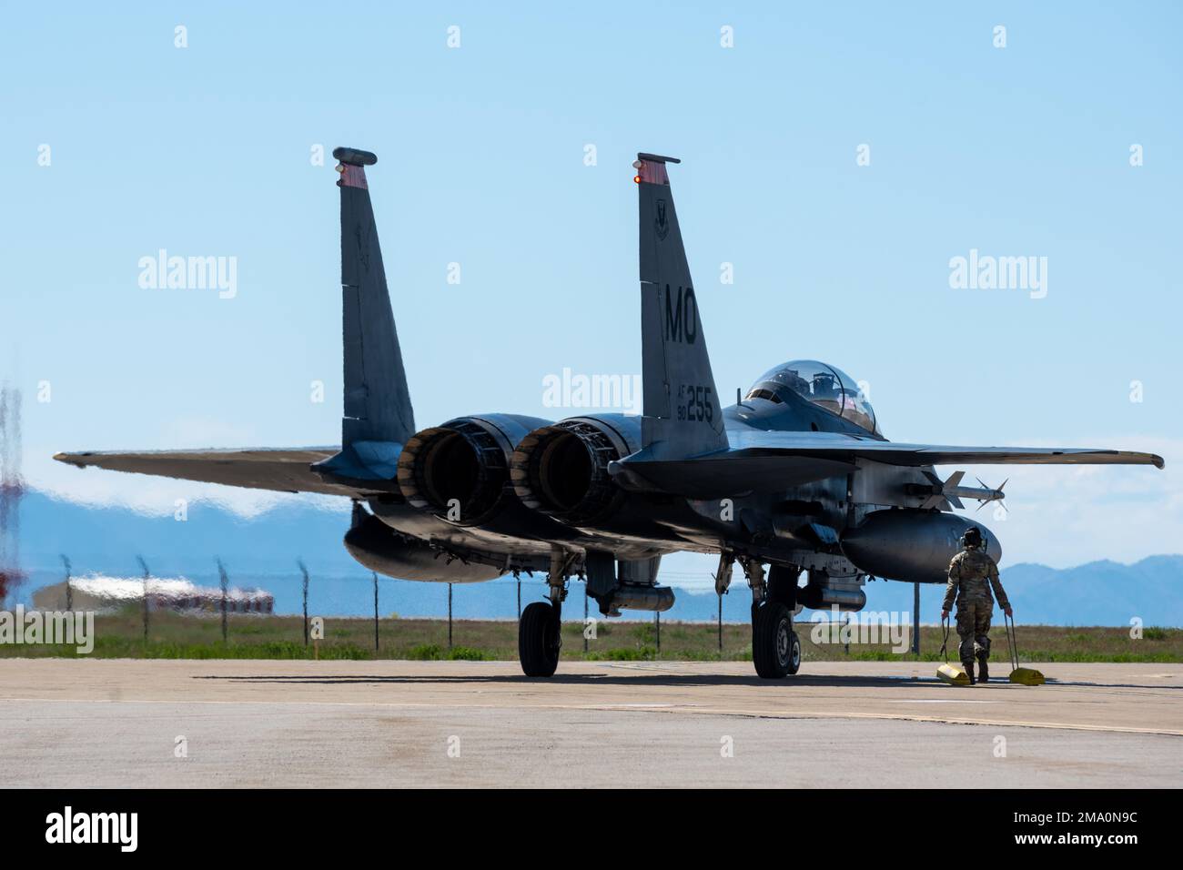 Les aviateurs du groupe d'entretien de l'aile de chasseurs 366th, base aérienne de Mountain Home, Idaho, reçoivent et entretiennent des avions après les opérations de vol pendant l'exercice Raging Gunfighter 22-2, à la base aérienne de Hill, Utah, 21 mai 2022. Raging Gunfighter démontre la nécessité pour notre force de pouvoir s’intégrer rapidement, établir des logistiques et des communications au sein d’un hub de commandement et de contrôle d’un théâtre, recevoir des forces de suivi, continuer à générer la mission et projeter la puissance de combat dans tous les domaines. Banque D'Images