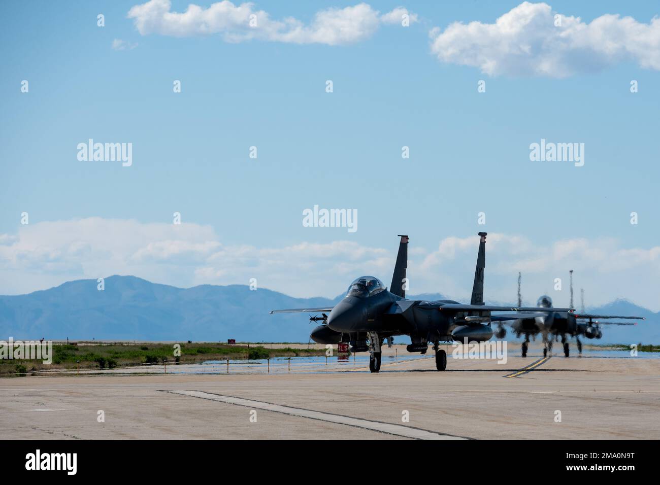 Les aviateurs du groupe d'entretien de l'aile de chasseurs 366th, base aérienne de Mountain Home, Idaho, reçoivent et entretiennent des avions après les opérations de vol pendant l'exercice Raging Gunfighter 22-2, à la base aérienne de Hill, Utah, 21 mai 2022. Raging Gunfighter démontre la nécessité pour notre force de pouvoir s’intégrer rapidement, établir des logistiques et des communications au sein d’un hub de commandement et de contrôle d’un théâtre, recevoir des forces de suivi, continuer à générer la mission et projeter la puissance de combat dans tous les domaines. Banque D'Images