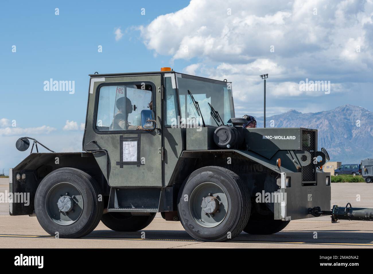 Les aviateurs du groupe d'entretien de l'aile de chasseurs 366th, base aérienne de Mountain Home, Idaho, reçoivent et entretiennent des avions après les opérations de vol pendant l'exercice Raging Gunfighter 22-2, à la base aérienne de Hill, Utah, 21 mai 2022. Raging Gunfighter démontre la nécessité pour notre force de pouvoir s’intégrer rapidement, établir des logistiques et des communications au sein d’un hub de commandement et de contrôle d’un théâtre, recevoir des forces de suivi, continuer à générer la mission et projeter la puissance de combat dans tous les domaines. Banque D'Images