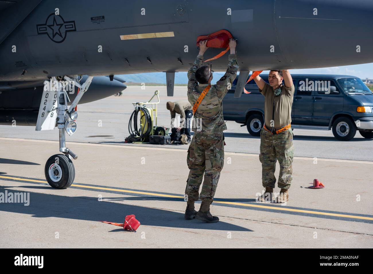 Les aviateurs du groupe d'entretien de l'aile de chasseurs 366th, base aérienne de Mountain Home, Idaho, reçoivent et entretiennent des avions après les opérations de vol pendant l'exercice Raging Gunfighter 22-2, à la base aérienne de Hill, Utah, 21 mai 2022. Raging Gunfighter démontre la nécessité pour notre force de pouvoir s’intégrer rapidement, établir des logistiques et des communications au sein d’un hub de commandement et de contrôle d’un théâtre, recevoir des forces de suivi, continuer à générer la mission et projeter la puissance de combat dans tous les domaines. Banque D'Images