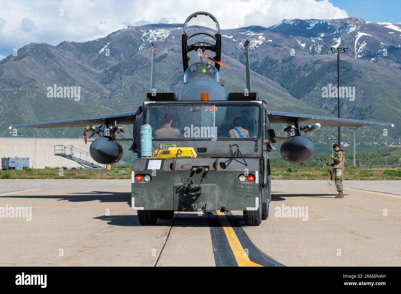 Les aviateurs du groupe d'entretien de l'aile de chasseurs 366th, base aérienne de Mountain Home, Idaho, reçoivent et entretiennent des avions après les opérations de vol pendant l'exercice Raging Gunfighter 22-2, à la base aérienne de Hill, Utah, 21 mai 2022. Raging Gunfighter démontre la nécessité pour notre force de pouvoir s’intégrer rapidement, établir des logistiques et des communications au sein d’un hub de commandement et de contrôle d’un théâtre, recevoir des forces de suivi, continuer à générer la mission et projeter la puissance de combat dans tous les domaines. Banque D'Images