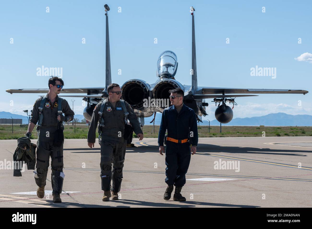 Les aviateurs du groupe d'entretien de l'aile de chasseurs 366th, base aérienne de Mountain Home, Idaho, reçoivent et entretiennent des avions après les opérations de vol pendant l'exercice Raging Gunfighter 22-2, à la base aérienne de Hill, Utah, 21 mai 2022. Raging Gunfighter démontre la nécessité pour notre force de pouvoir s’intégrer rapidement, établir des logistiques et des communications au sein d’un hub de commandement et de contrôle d’un théâtre, recevoir des forces de suivi, continuer à générer la mission et projeter la puissance de combat dans tous les domaines. Banque D'Images
